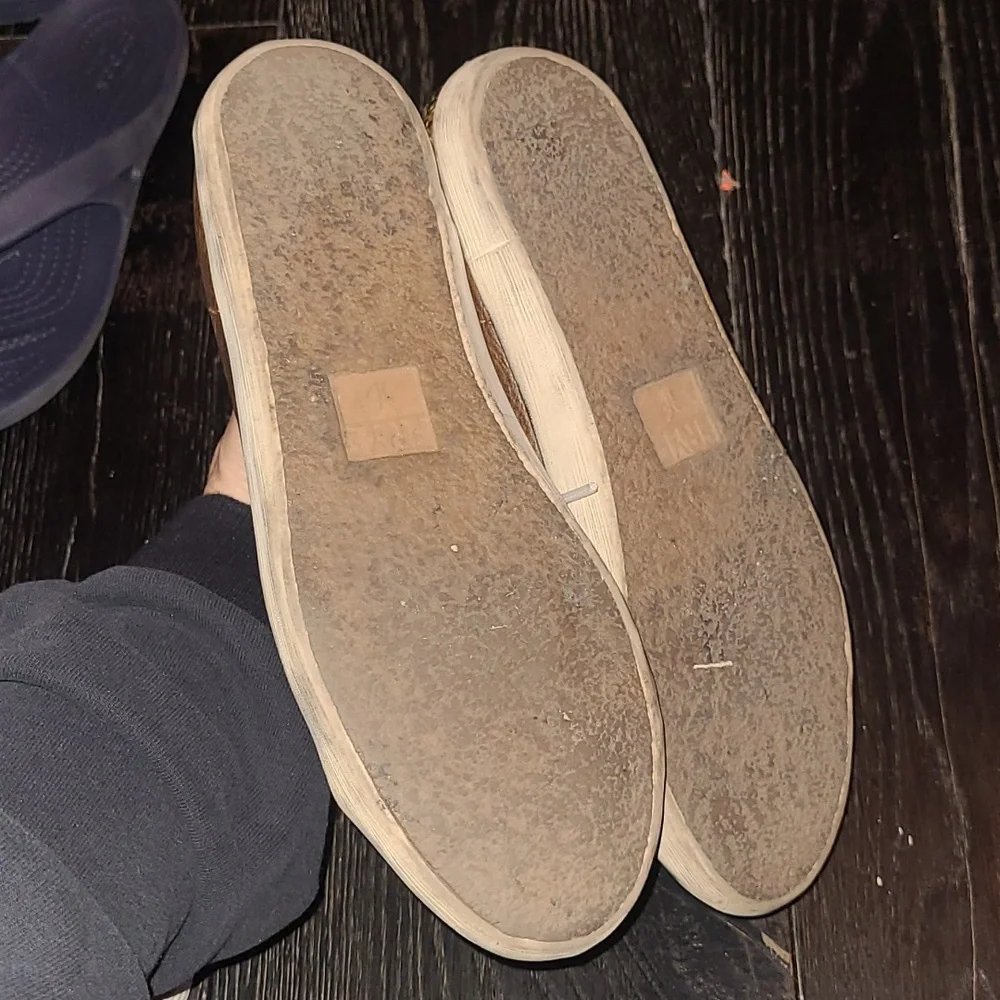 FRYE (Size 8) Leather w Brass Studs Sneakers - Picture 9 of 10